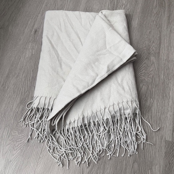 (NWOT) Women's Light Gray Fringed Striped Shawl/Blanket/Wrap - Picture 1 of 6